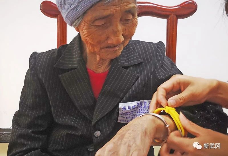 武冈义工“无走失日”开展关爱老人志愿服务活动(图2)