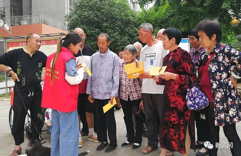 武冈义工“无走失日”开展关爱老人志愿服务活动(图1)