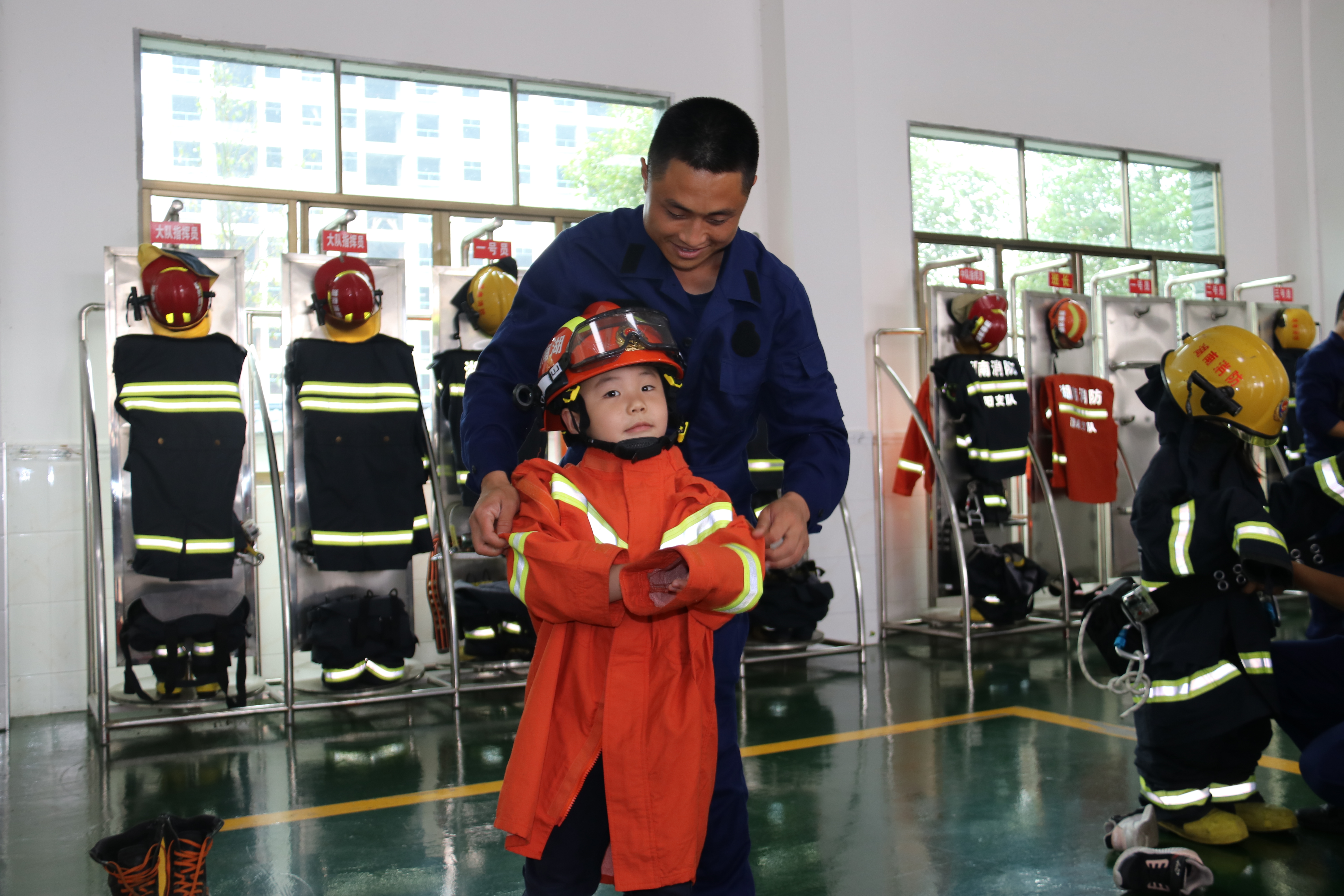 武冈消防营区开放日，幼儿园师生“零距离”感受红门魅力(图2)