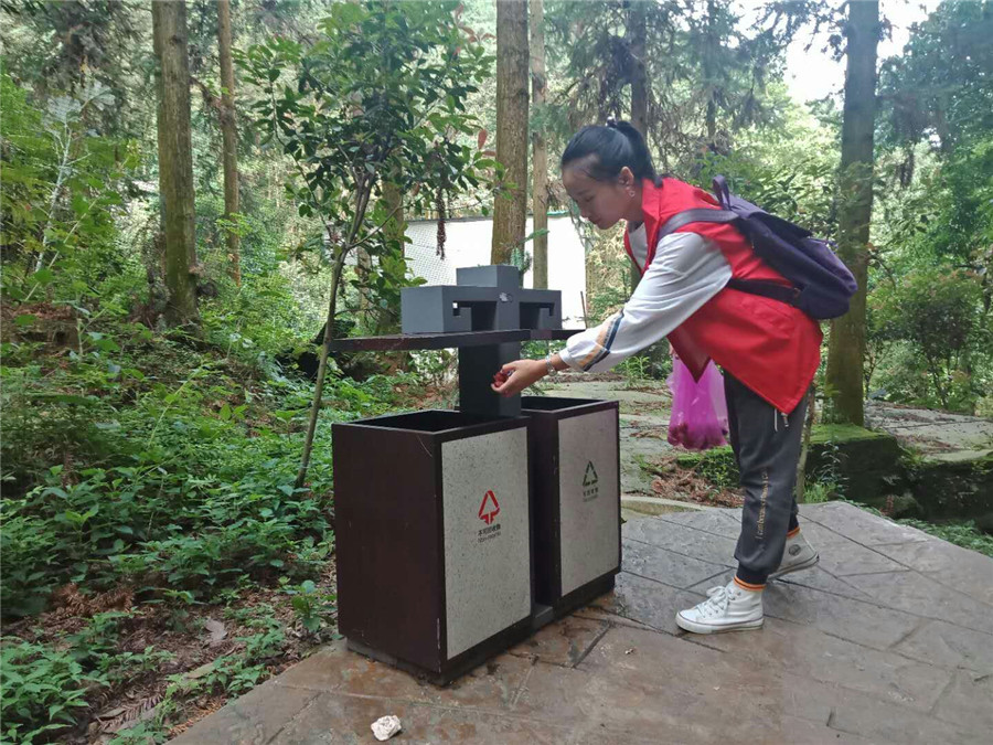 邓元泰镇中心学校新时代文明实践站组织开展环保登山活动(图2)