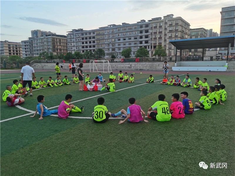 武冈市暑期“校园足球精英”训练营 开启“飞扬＋远帆”模式(图2)