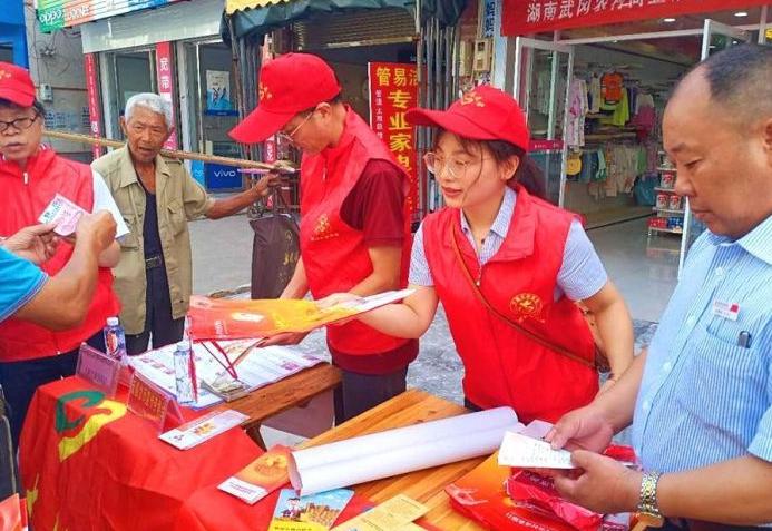 武冈：银行志愿者开展“人民币知识宣传进社区”活动 受群众好评(图2)