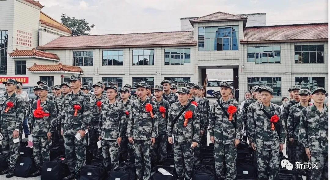 武冈：200名新兵启程奔赴军营(图1)