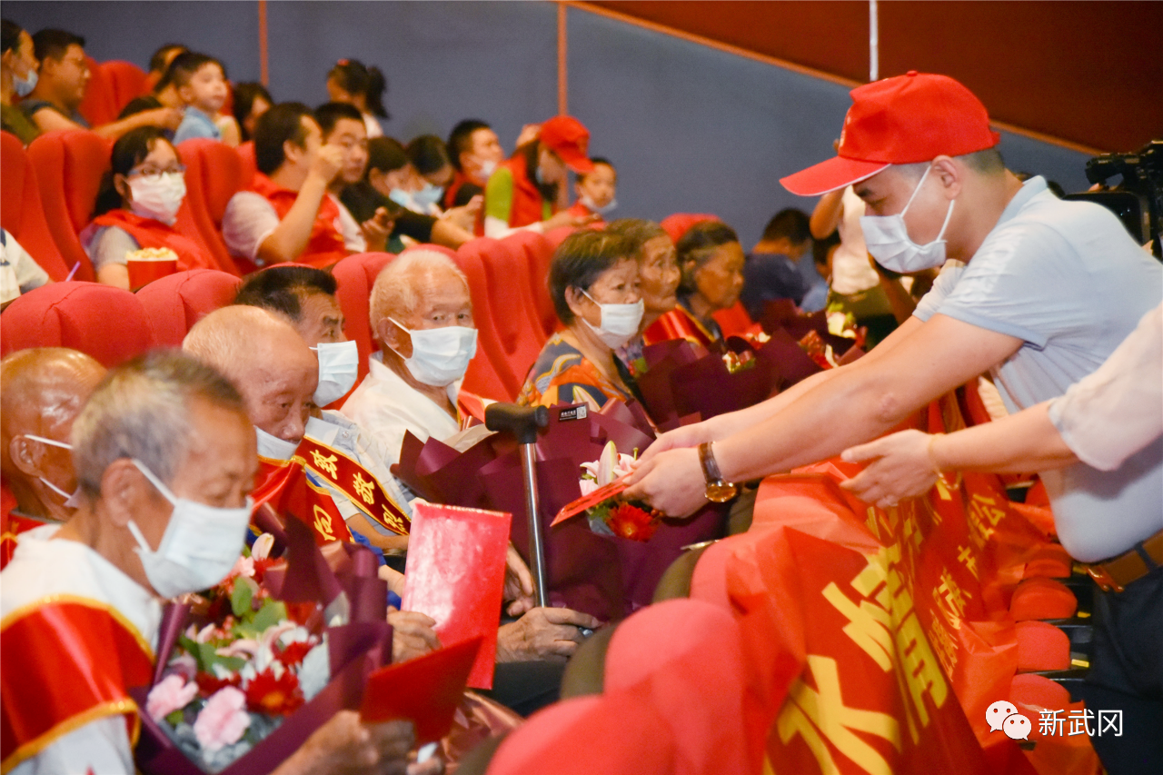 武冈邀请抗战老兵与青少年志愿者共同观看抗战电影《八佰》(图1)
