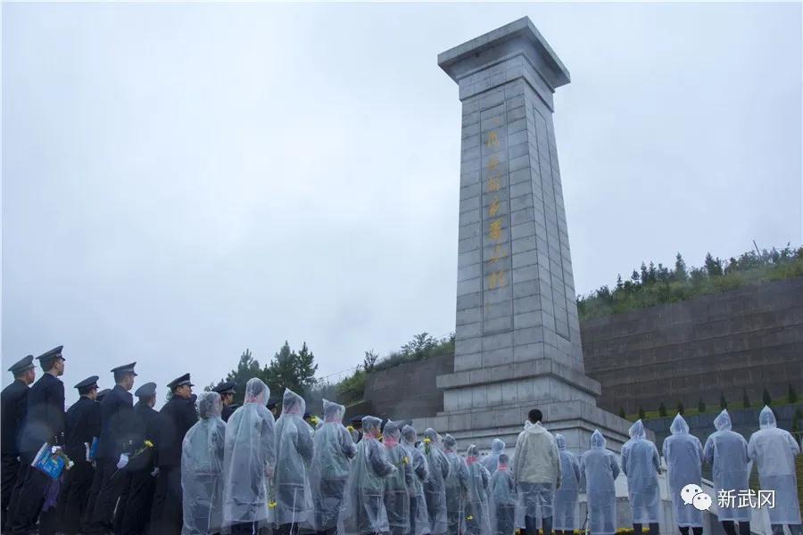 缅怀革命先烈 传承革命精神 武冈各界向烈士敬献花篮(图3)