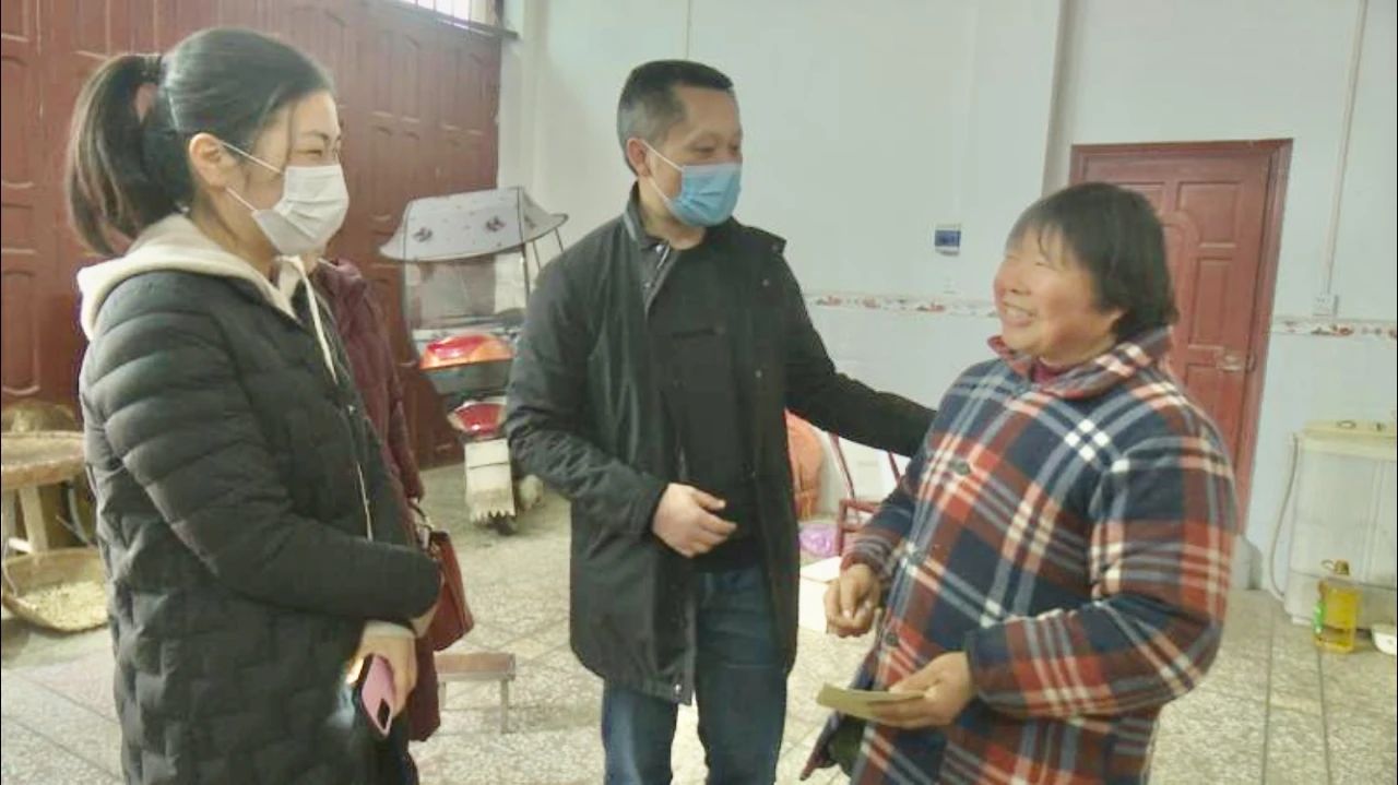 曹红旗走访慰问道德模范、优抚对象、退休老干部、特困户代表(图2)