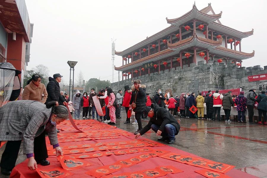 武冈市举行“送春联进万家”志愿服务活动(图1)