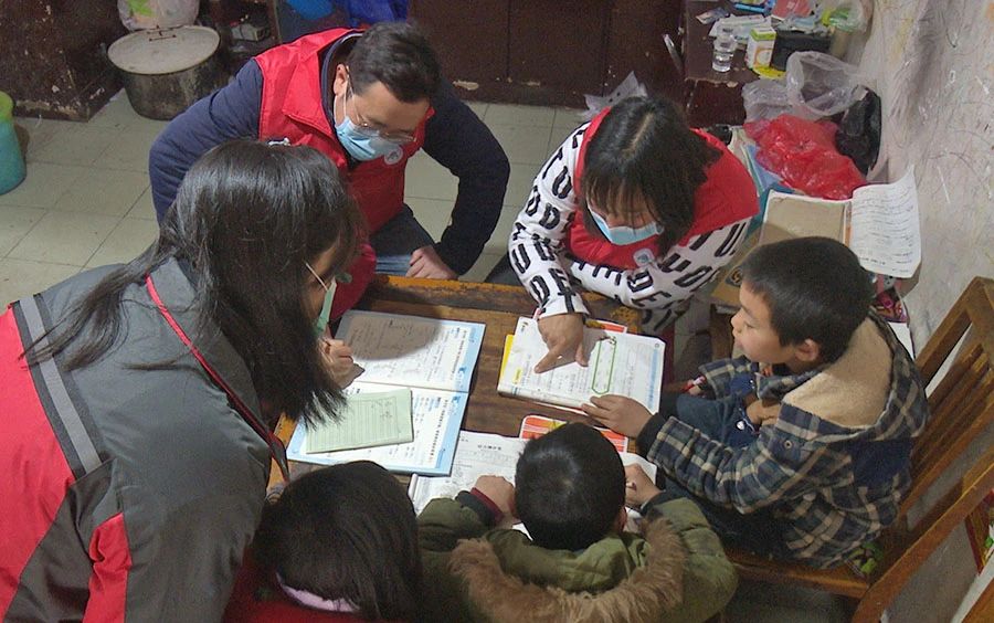 武冈：社工站志愿者陪困难群众一起过小年(图1)