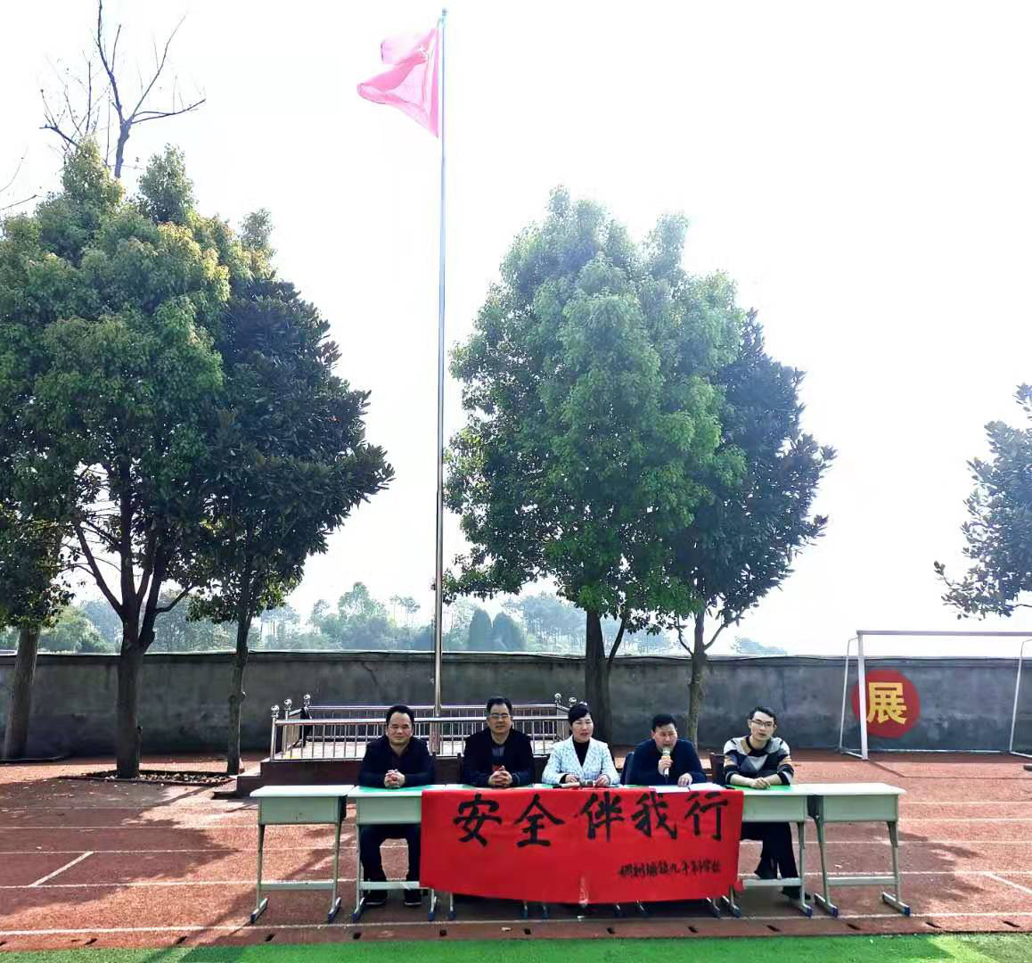 武冈市稠树塘镇九年制学校召开“安全百日行动”——安全伴我行主题教育宣传大会(图1)