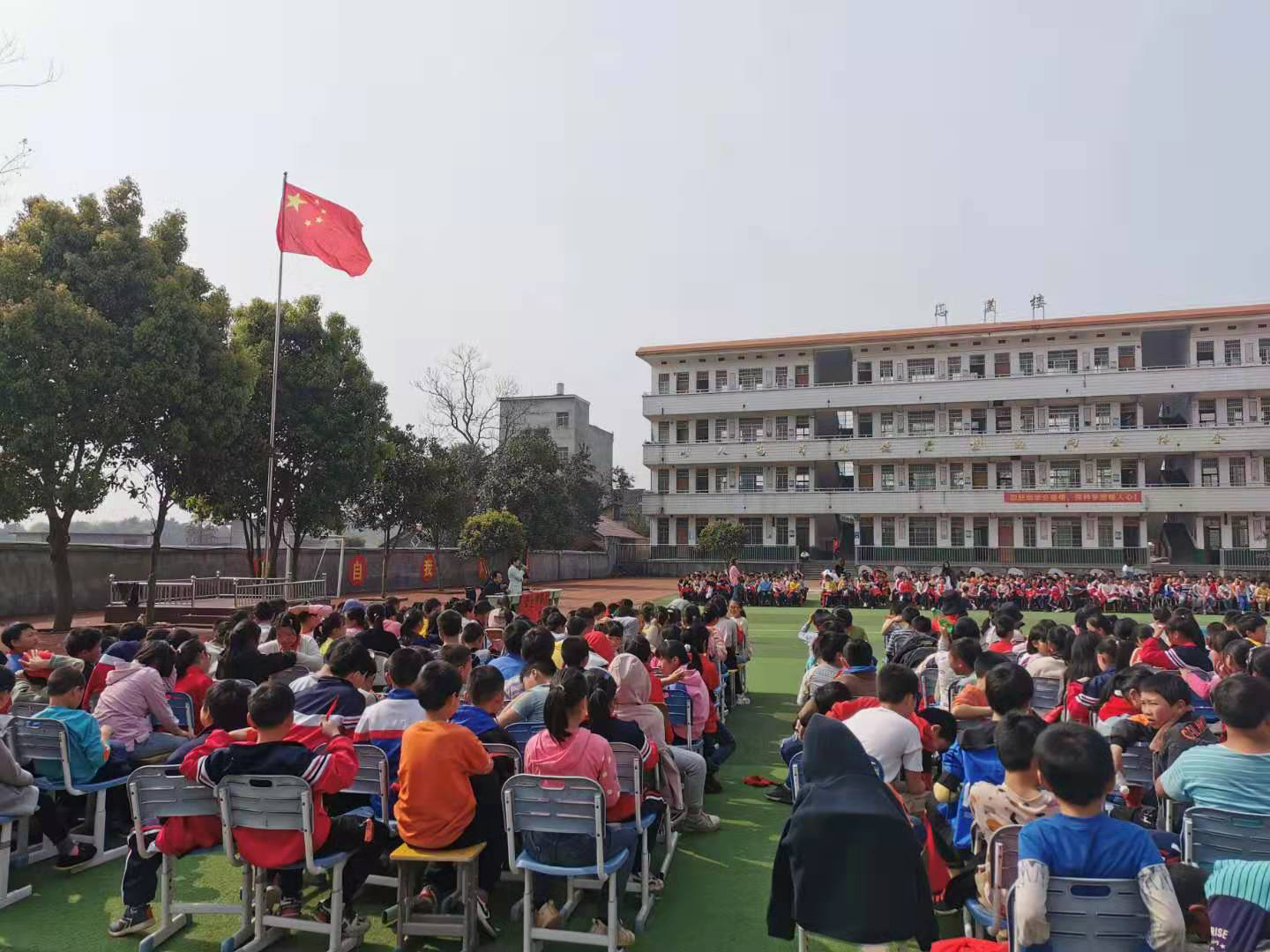 武冈市稠树塘镇九年制学校召开“安全百日行动”——安全伴我行主题教育宣传大会(图2)