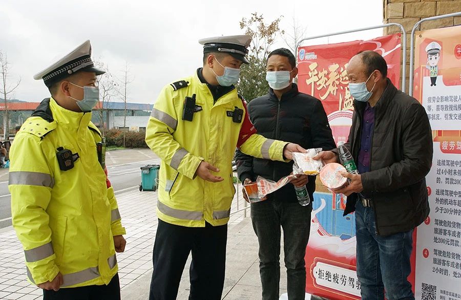 武冈高速交警：元宵送汤圆 真情暖旅途(图2)