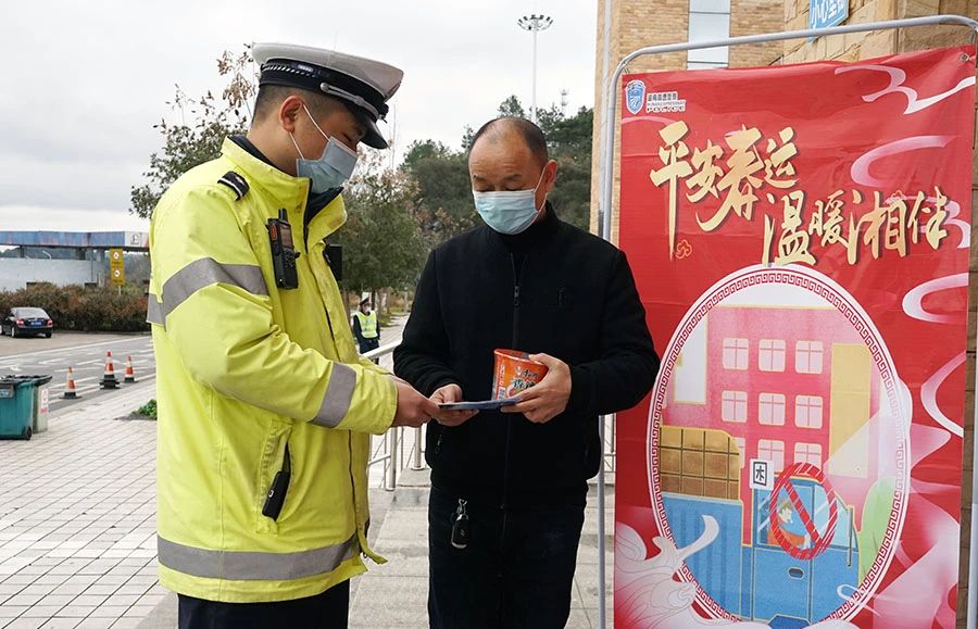 武冈高速交警：元宵送汤圆 真情暖旅途(图1)
