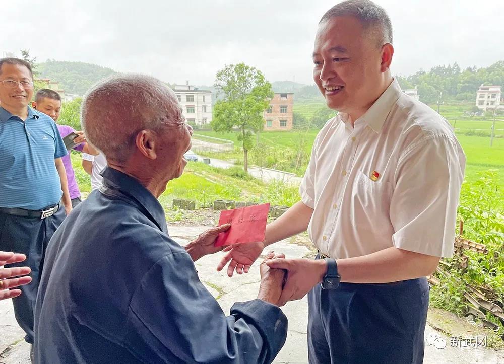 龚畅走访慰问老党员并颁发“光荣在党50年”纪念章(图1)