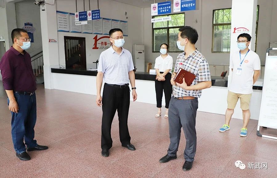 何再弟到邓元泰镇督查疫情防控和调研基层纪检监察工作(图1)