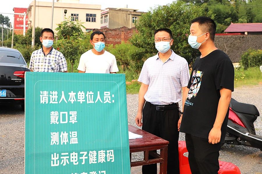 何再弟督查交通卡口疫情防控工作(图1)