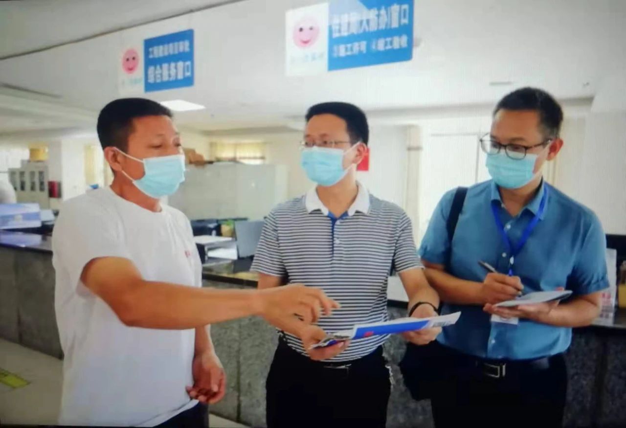 何再弟以“四不两直”方式督查疫情防控工作(图2)
