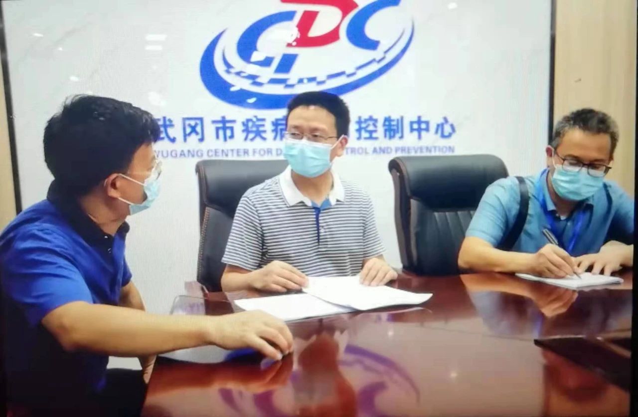 何再弟以“四不两直”方式督查疫情防控工作(图1)