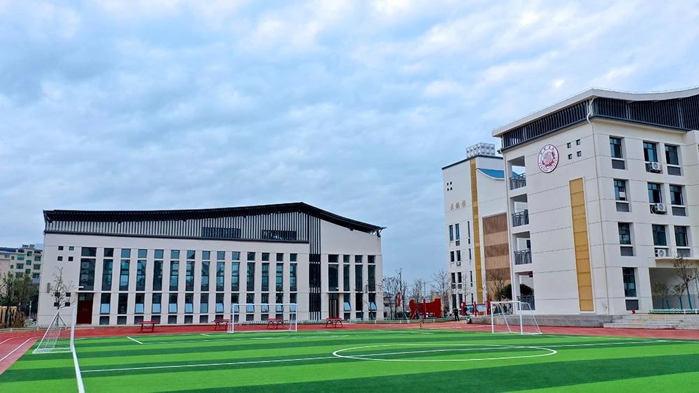 李巧云检查指导新学期开学工作(图1)