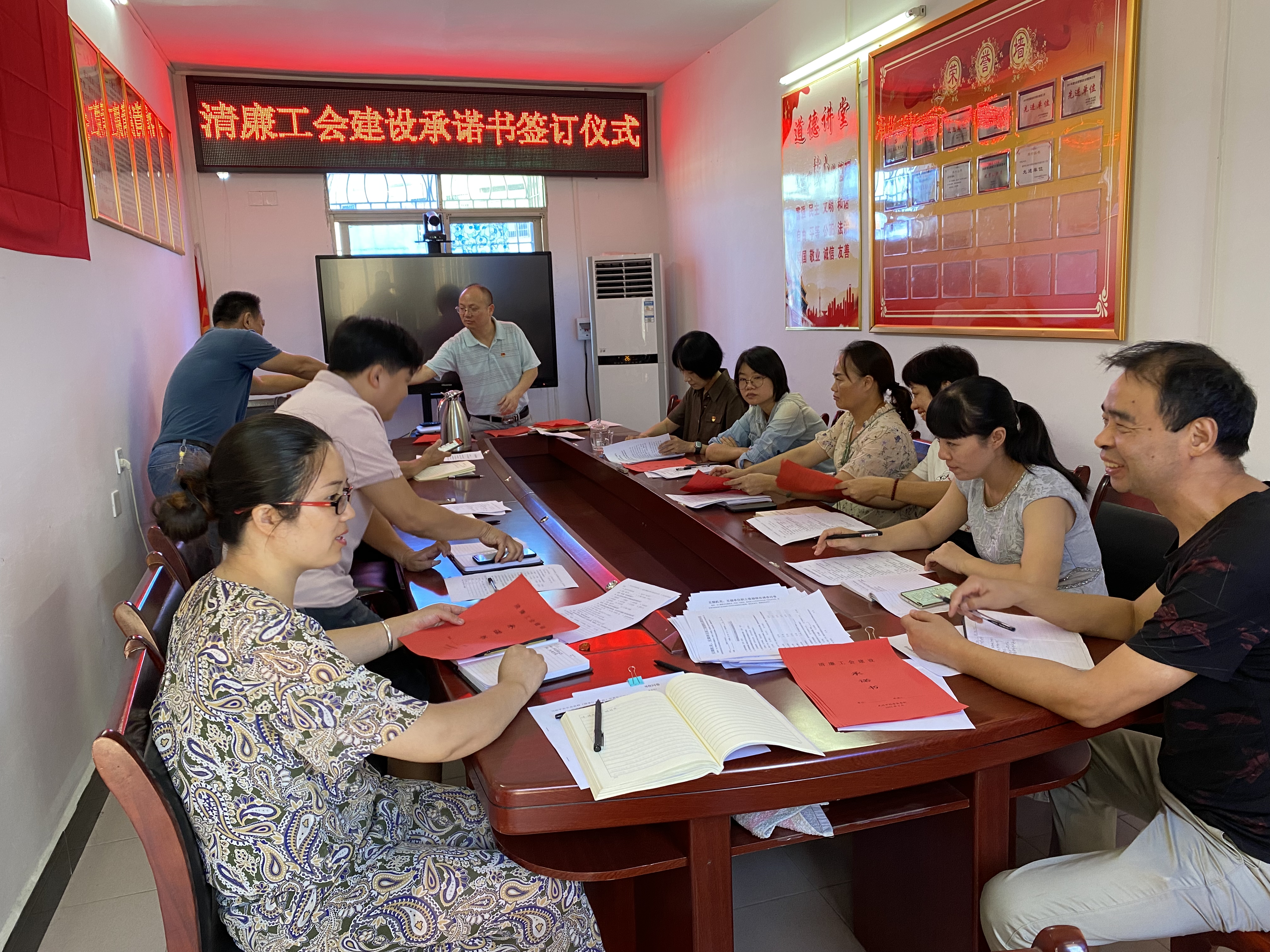 让干事、干练、干净成为武冈市总工会显著标志和靓丽名片(图2)