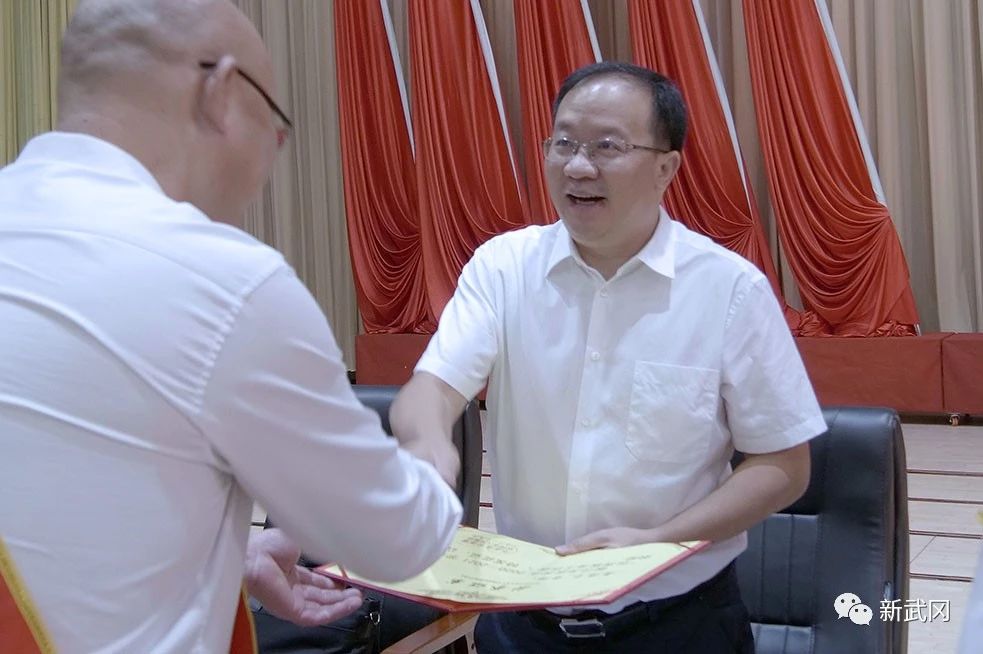 武冈市庆祝第37个教师节暨表彰大会召开(图2)
