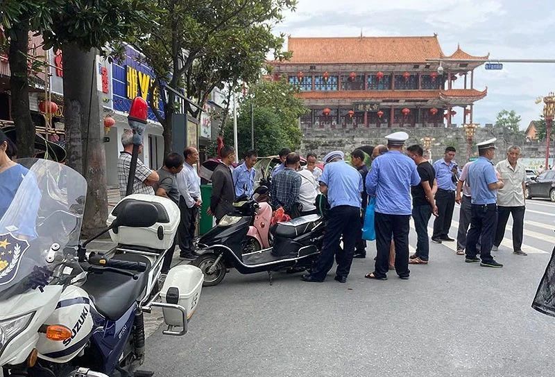 武冈开展摩托车、电动车“戴帽工程”专项整治行动(图1)