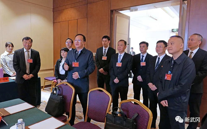 市领导看望政协六届一次会议参会委员(图1)