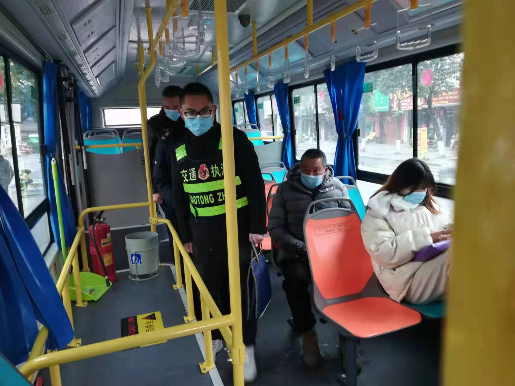 以雪为令除冰保畅,武冈交通执法人在行动(图2)