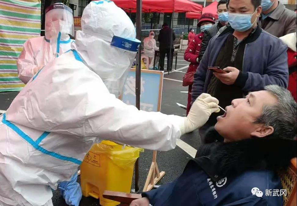 市领导分赴各演练点 现场指导全员核酸检测应急演练(图1)