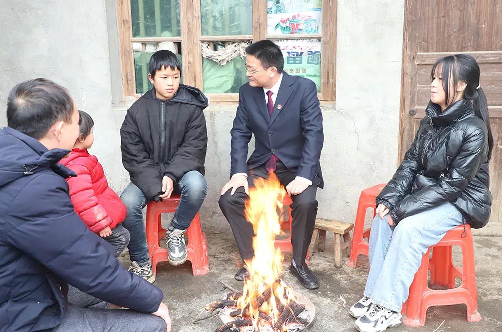 何再弟赴稠树塘镇走访慰问困难群众和困难党员(图1)