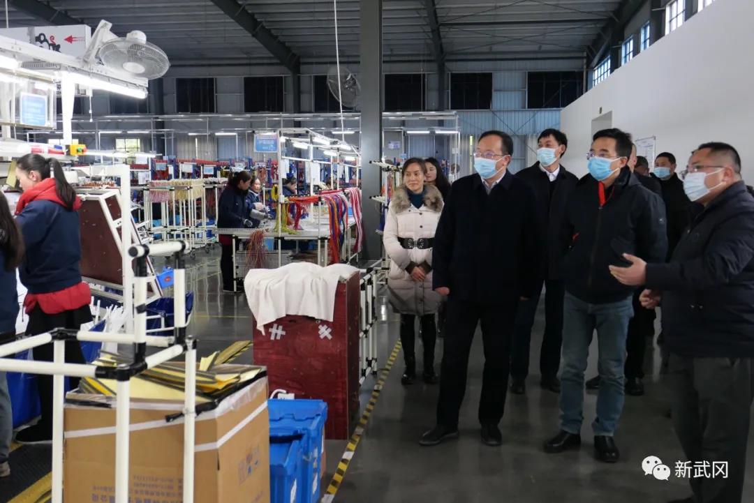 周文来武冈市督导疫情防控、安全生产等工作并走访慰问道德模范、困难群众(图1)