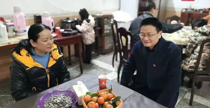 何再弟走访慰问退休困难老党员和办案一线干部家属(图1)