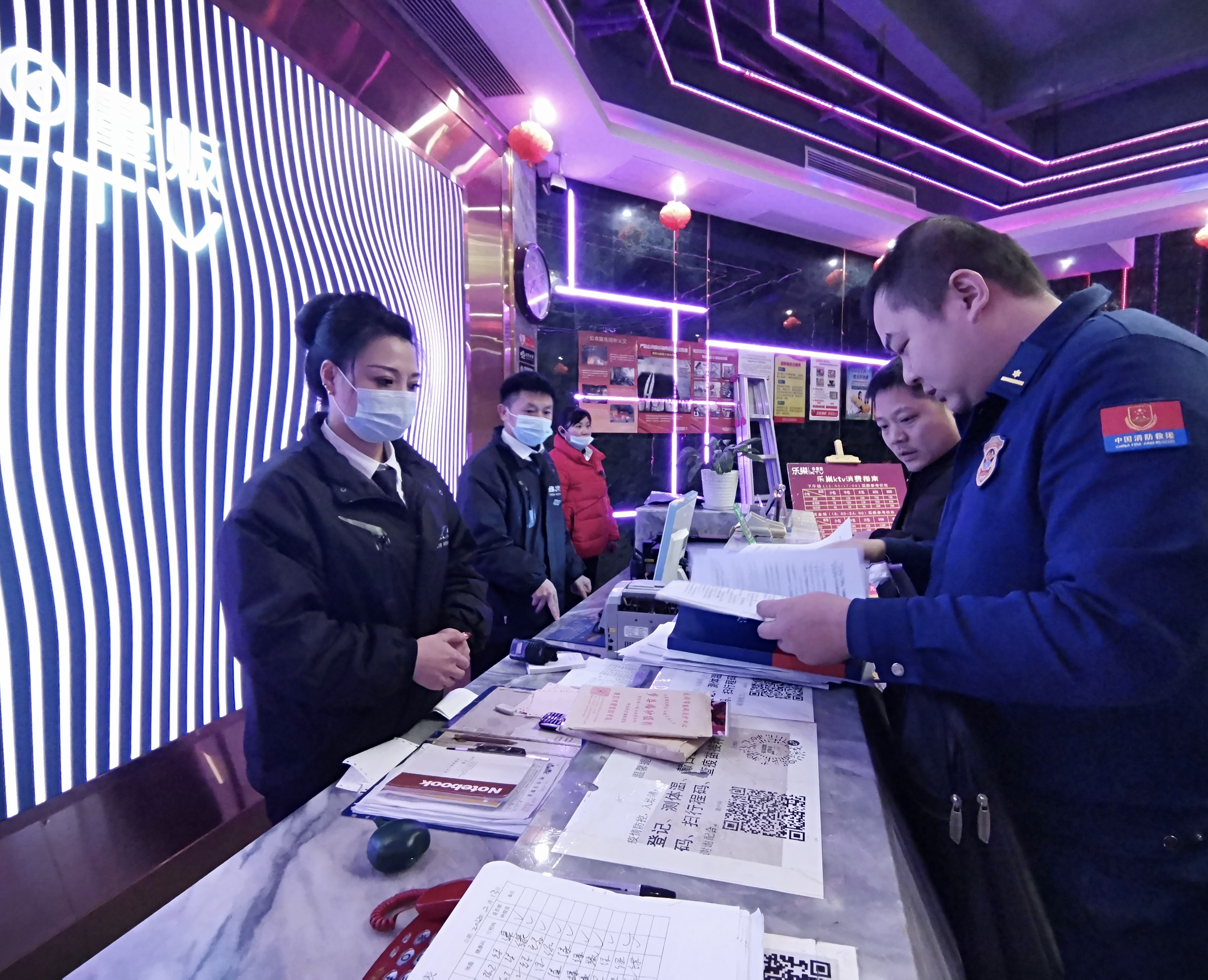 武冈市消防救援大队开展元宵节消防安全夜查行动(图1)