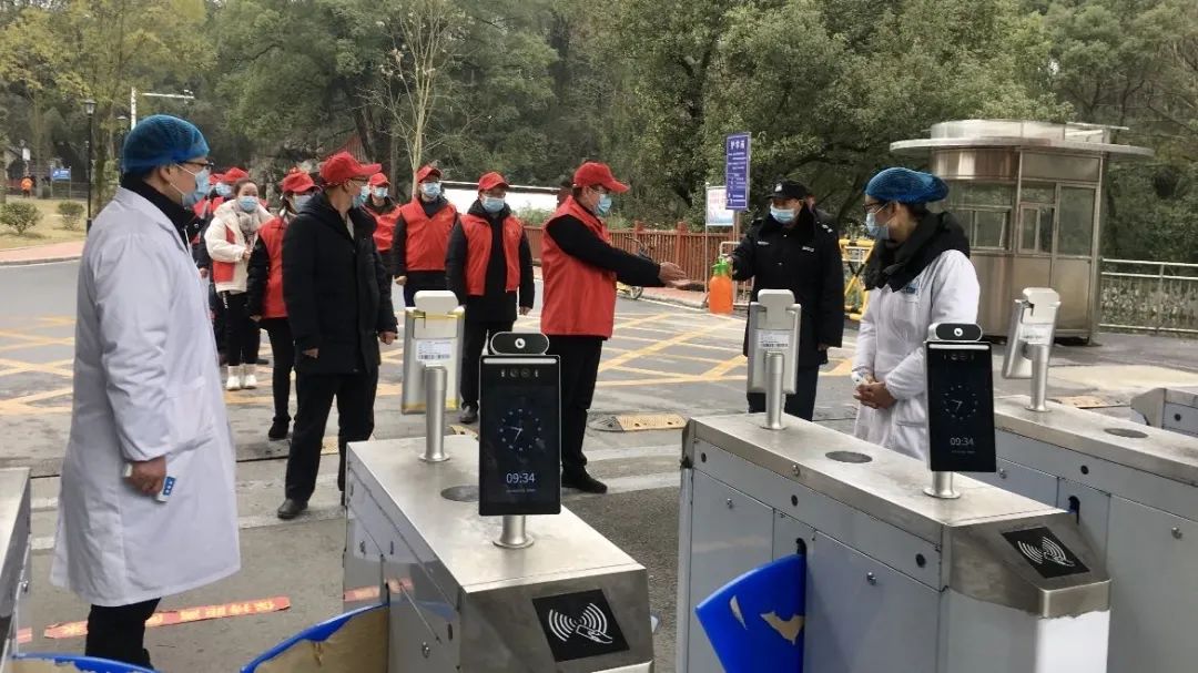武冈二中“红小帽”志愿者开展防疫护学爱心行动(图1)