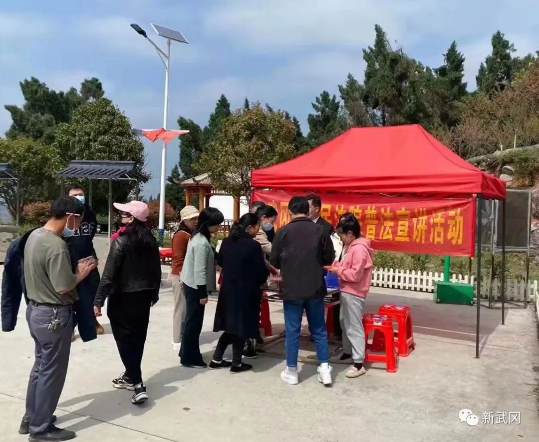 武冈法院送法进乡村助力打造“无讼村”(图1)