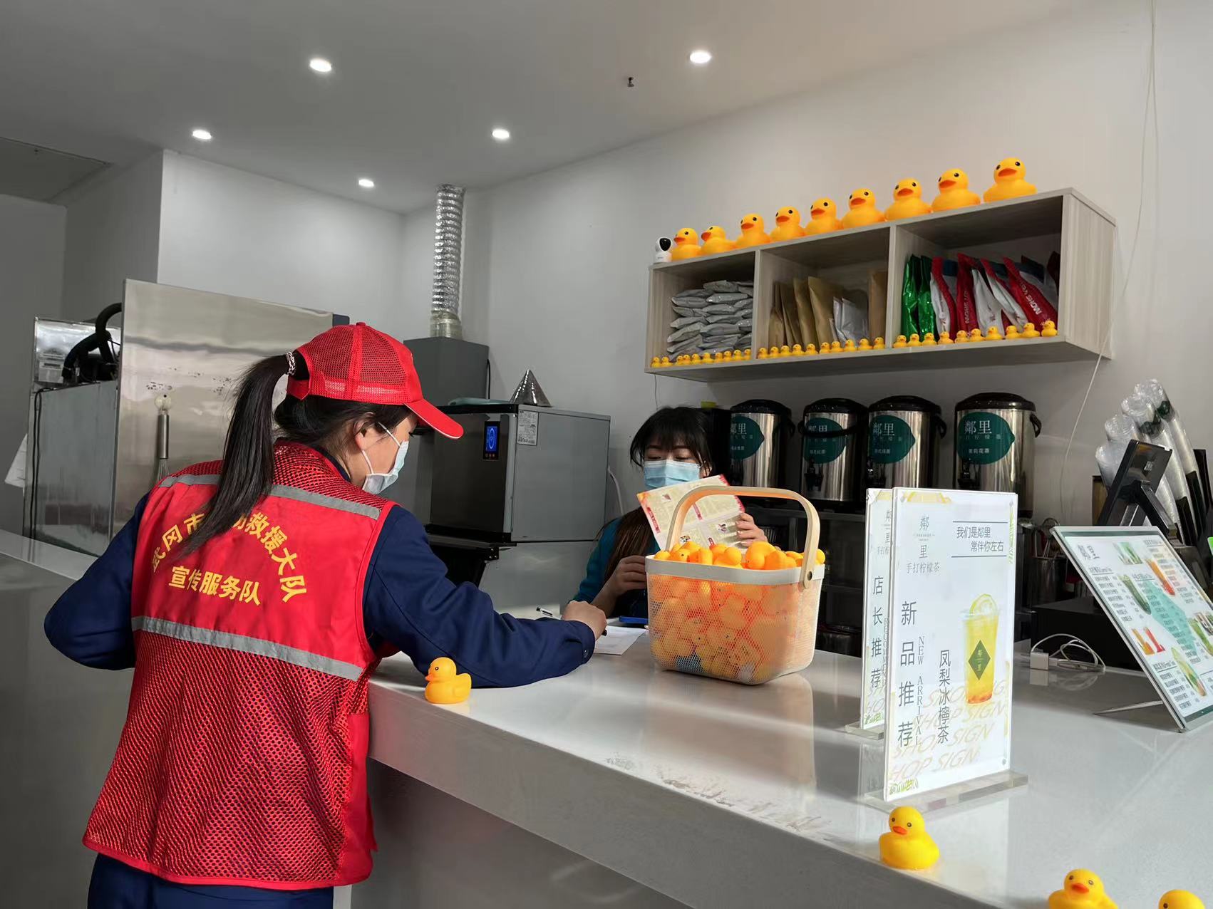 武冈大队开展春季消防安全进门店宣传活动(图1)