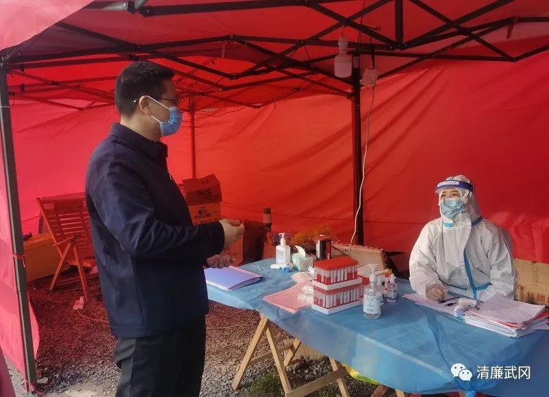 何再弟、王琪到水西门街道和司马冲镇督导交通卡口健康服务站点疫情防控工作(图2)
