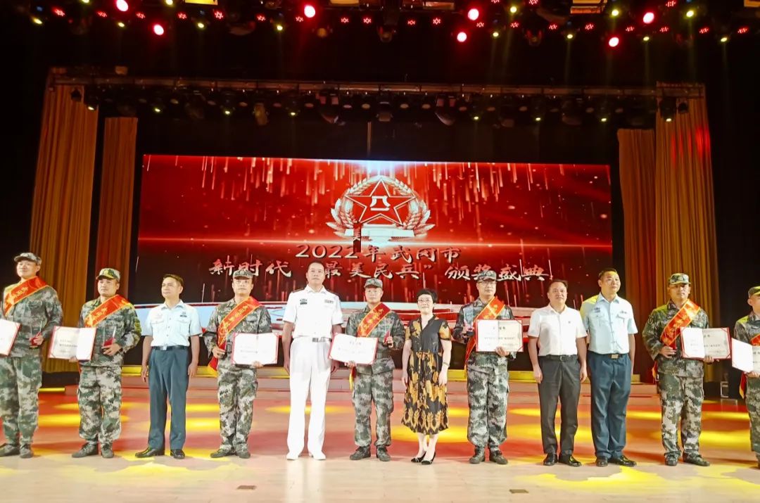 武冈市举办“八一”国防教育暨征兵宣传专题晚会(图1)