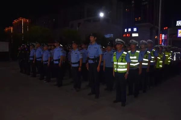武冈公安开展国庆节前集中统一清查行动(图1)