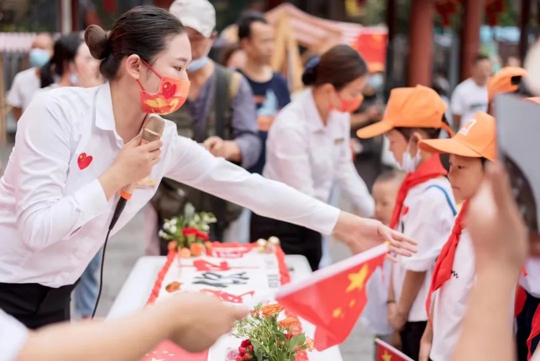 武冈：游客、市民用歌声向祖国深情告白(图3)