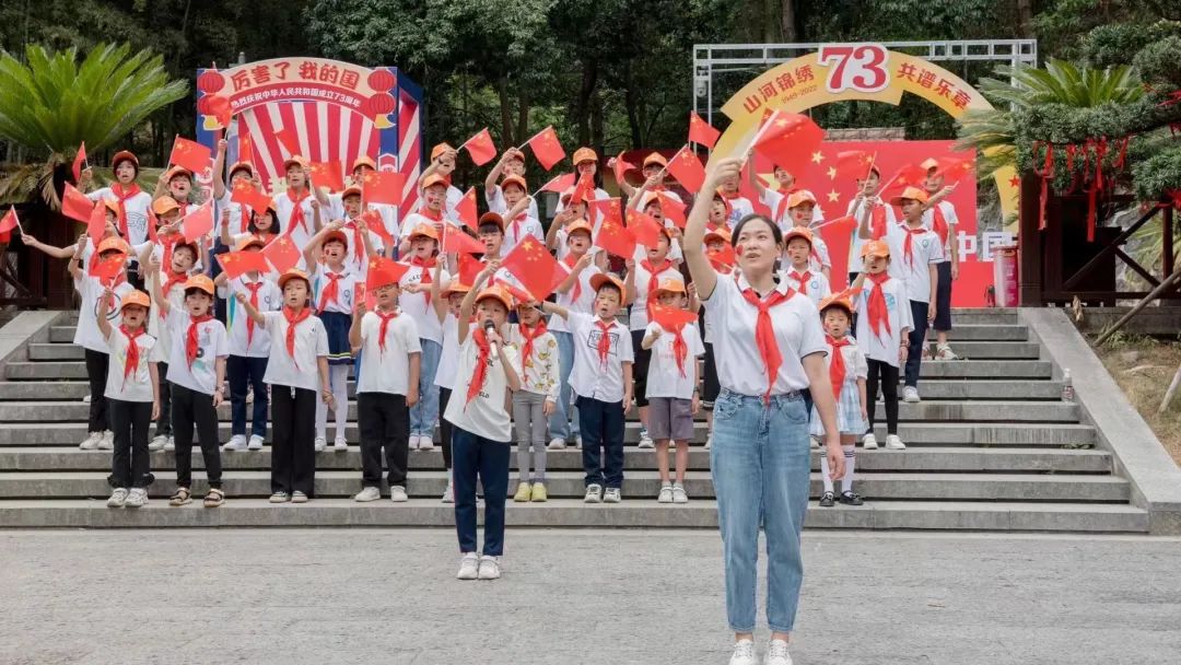 武冈：游客、市民用歌声向祖国深情告白(图1)
