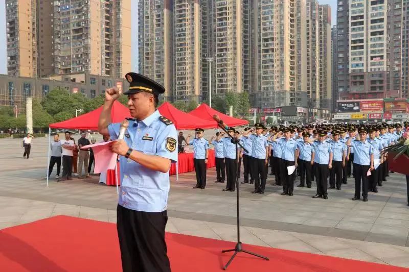 武冈市举行“质量月”宣传活动暨市监系统换装仪式(图1)