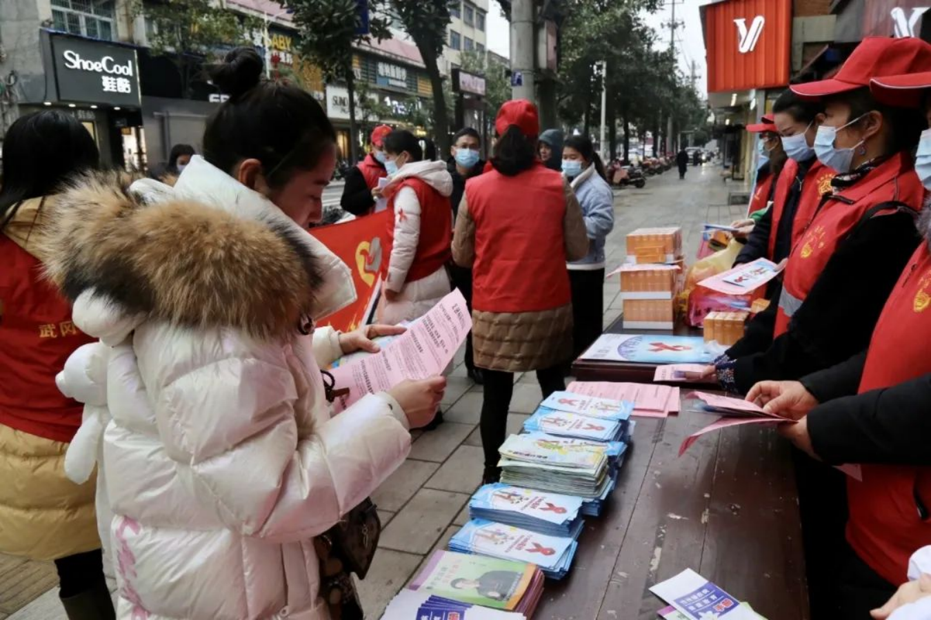 武冈市多部门协同开展“共抗艾滋 共享健康”宣传(图1)