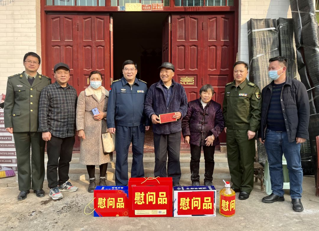 孔令节走访慰问现役军属代表(图2)