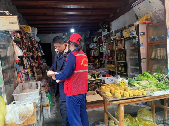 武冈市消防救援大队深入沿街商铺开展消防宣传(图1)