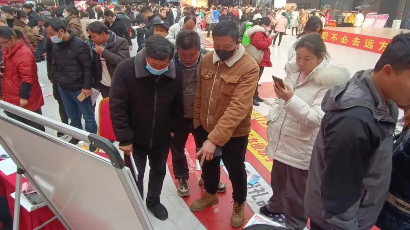 武冈市举办2023春风行动大型招聘会 117家企业提供岗位8000余个(图2)
