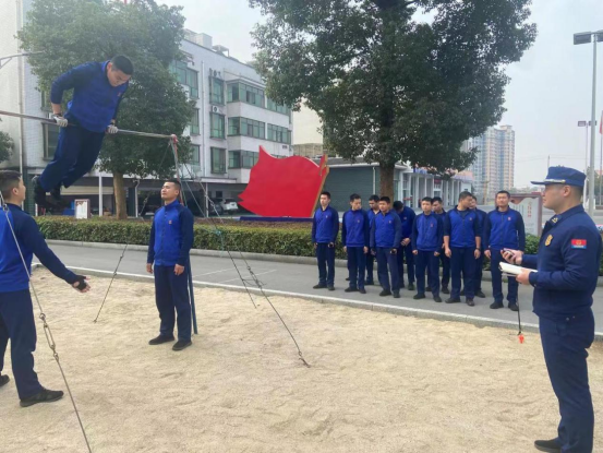 武冈市消防救援大队组织开展冬训考核(图1)