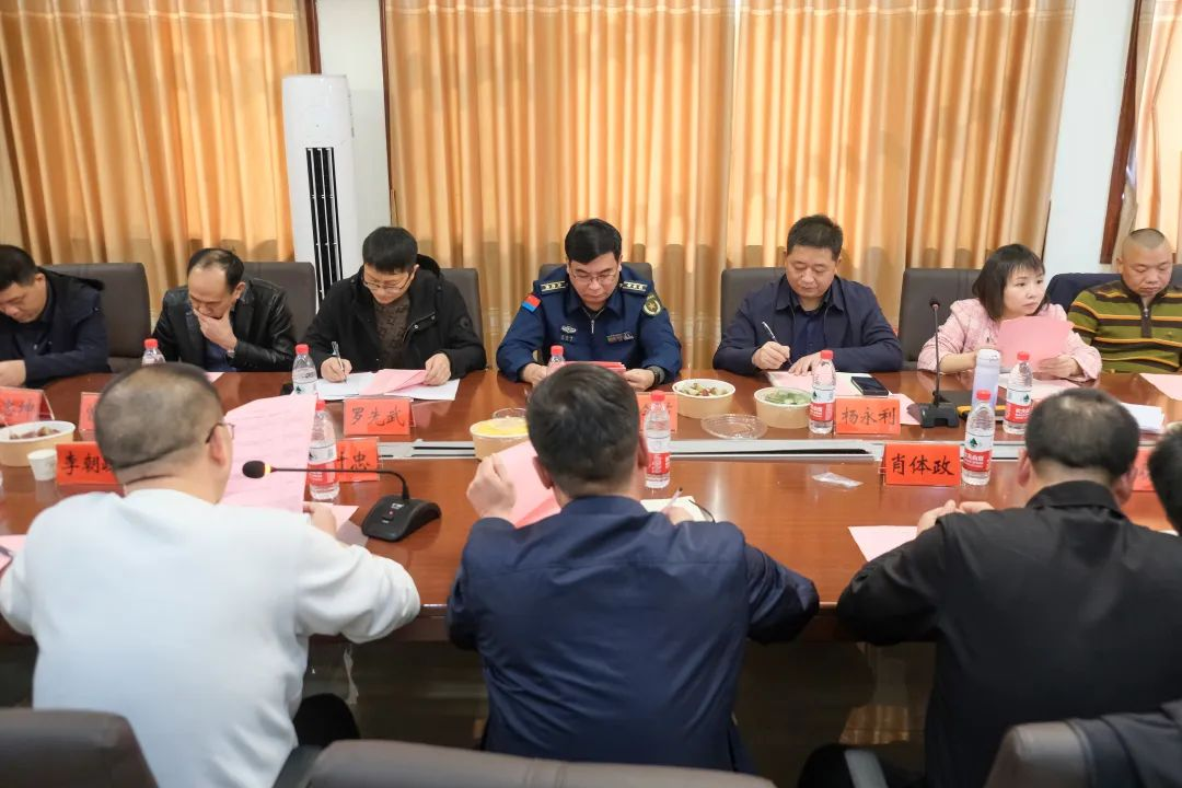孔令节参加文坪镇“招商引资 湘商回归”座谈会(图2)