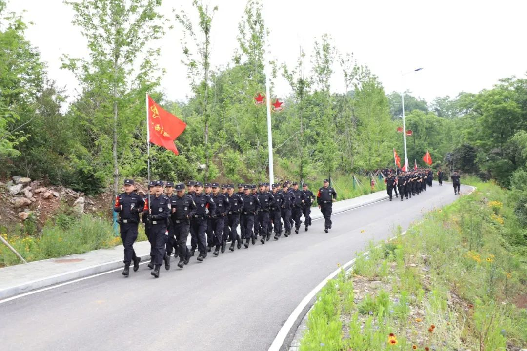 邵阳市公安特警跨区域拉动演练暨宝中宝西应急机动队授旗仪式在武冈举行(图3)