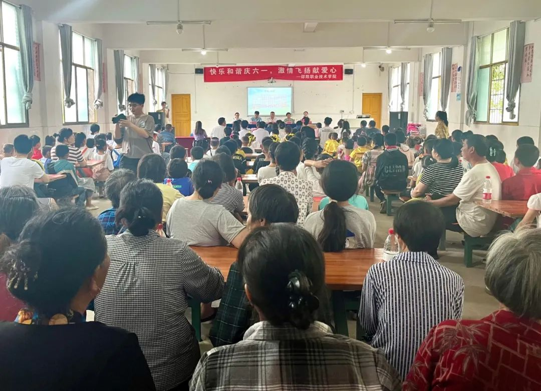 邵阳职业技术学院关爱慰问武冈市边远地区留守儿童(图2)