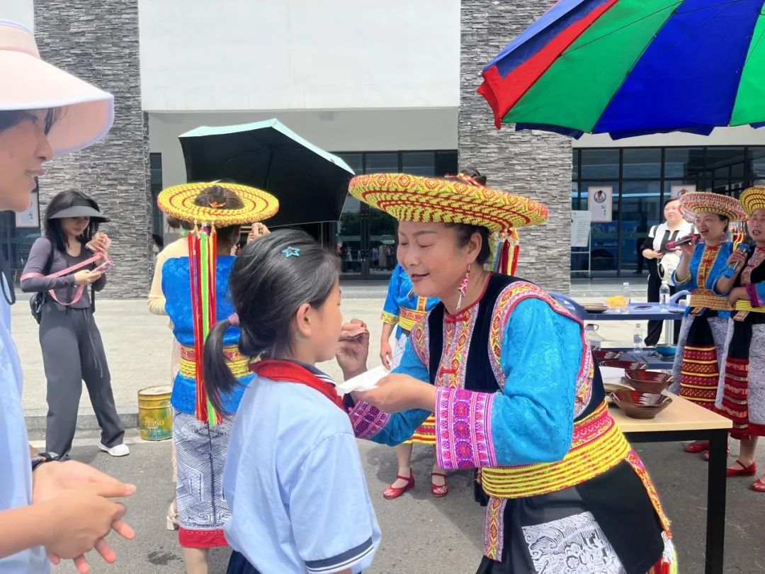 武冈市组织各族青少年开展“走进花瑶 感受民族风情”交流活动(图2)